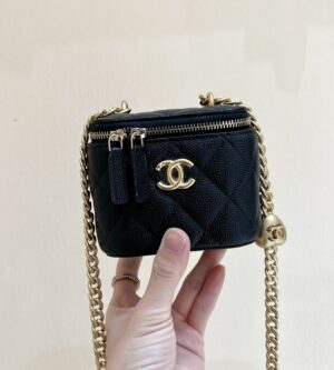 샤넬 하트볼 정사각 베니티백 램스킨 블랙 금장 AP3203