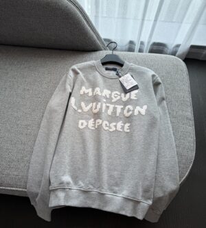 루이비통 로고 자수 맨투맨 스웨트셔츠 1AIKCO