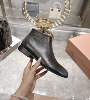 미우미우 퓌메 가죽 부티 앵클 부츠 5T519E