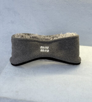 미우미우 자수 로고 플리스 헤어밴드 그레이 5IH097