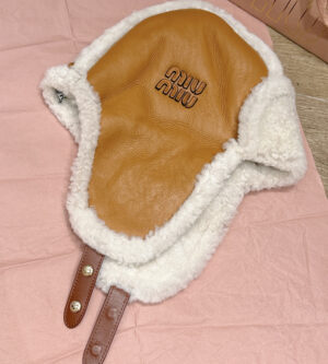 미우미우 25FW 시어링 트리밍 레더 햇 가죽 모자