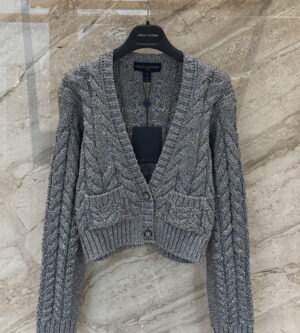 루이비통 크롭드 케이블 니트 가디건 1AJF36