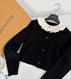 루이비통 러플 칼라 크롭 가디건 1AJFT6