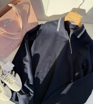 미우미우 로고 패치 지퍼 폴로 티셔츠 MJLA20