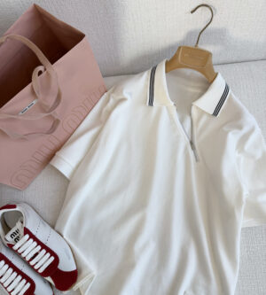 미우미우 골지 트리밍 지퍼 폴로 티셔츠 MJNA03