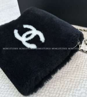 샤넬 25N 코코네쥬 시어링 램스킨 핸드워머 체인머프 AAB314