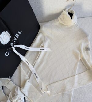 샤넬 코코네쥬 CC 로고 퀼팅 시퀸 울 터틀넥 목폴라 니트 P79694