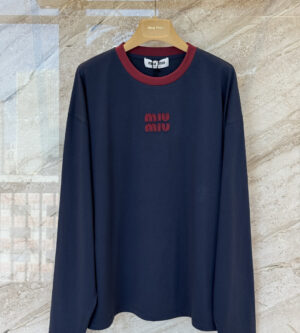 미우미우 자수 로고 코튼 저지 긴팔 티셔츠 MJLA31
