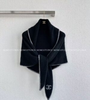 샤넬 25K 삼각 머플러 캐시미어 CC로고 반다나 스카프 블랙 그레이 AAB438