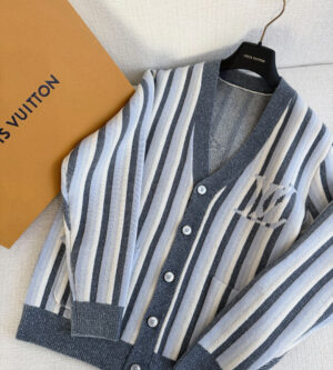 루이비통 스트라이프드 자카드 가디건 1AJUHH