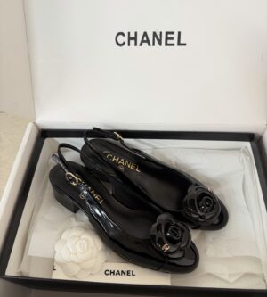 샤넬 26C 크루즈 까멜리아 슬링백 샌들 로우힐 페이턴트 G46992