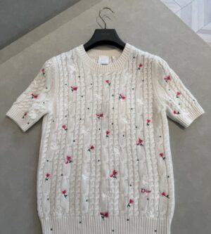 디올 아무르 자수 반팔 캐시미어 케이블 니트 도브 앤 로즈 에크루 624S07A0009