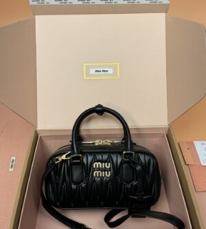 미우미우 아르카디 마테라쎄 나파가죽 토트백 5BB142