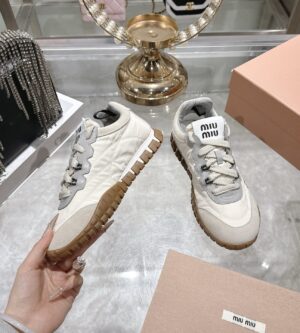 미우미우 타이어 테크니컬 패브릭 및 스웨이드 스니커즈 5E417E