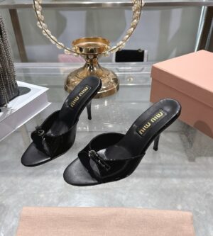 미우미우 페이던트 레더 버클 힐 뮬 5XX665