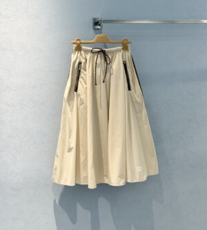 미우미우 테크니컬 나일론 미디스커트 MG2250