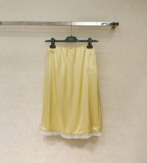 프라다 26SS 삼각 패치 새틴 스커트 P179YU