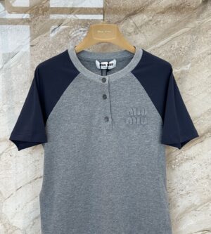 미우미우 코튼 저지 헨리 반팔 티셔츠 MJNA18