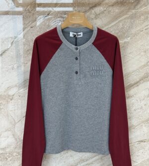 미우미우 코튼 저지 헨리 긴팔 티셔츠  MJLA34