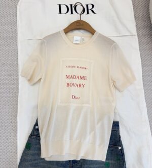 디올 북 커버 반팔 니트 스웨터 에크루 레드 624S24A6015