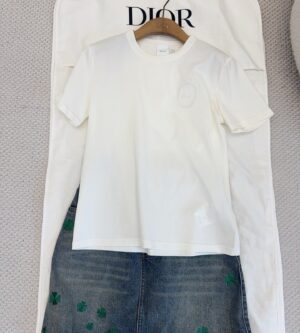 디올  메달리옹 자수 피티드 티셔츠 화이트 623T13A4265