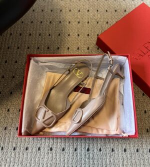 발렌티노 페이턴트 가죽 브이로고 시그니처 슬링백 펌프스 40mm