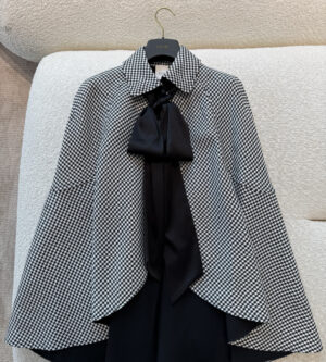 디올 하운즈투스 타이 네크라인 케이프 망토 621M45A1D18