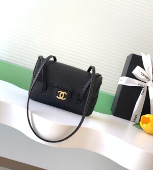샤넬 26SS 26P 가죽 스트랩 플랩백 스몰 CC로고 플랩 프레피코코 AS6130