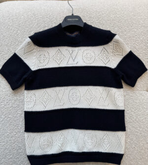 루이비통 오픈워크 스트라이프드 반팔 니트 1AJZ8T