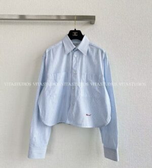 샤넬 26SS 긴팔 스트라이프 크롭 셔츠 체인 블라우스 P81641