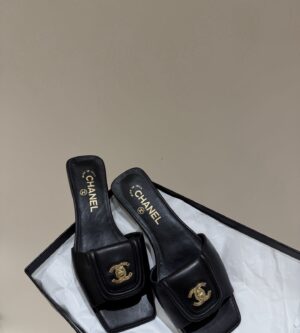 샤넬 턴락 CC로고 뮬 슬라이드 샌들 G47213