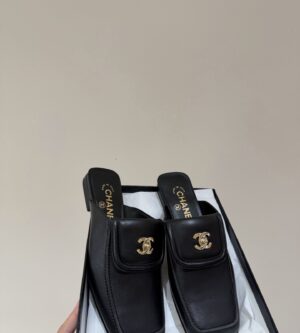 샤넬 여성 블로퍼 스웨이드 뮬 스퀘어토 CC 로고 턴락  G47211