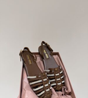 미우미우 투톤 스웨이드 케이지 스트랩 샌들 5X610E