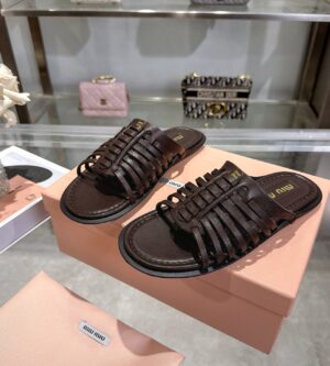 미우미우 나파 가죽 슬라이드 5XX669